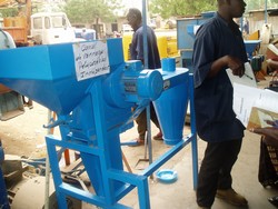 Moulin à céréales sur un marché au Mali