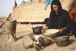 Tri des céréales par une femme touarègue au Niger