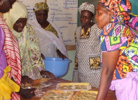 Séance de formation pour les transformatrices, avec madame Hadiza Seyni, d'AcSSA